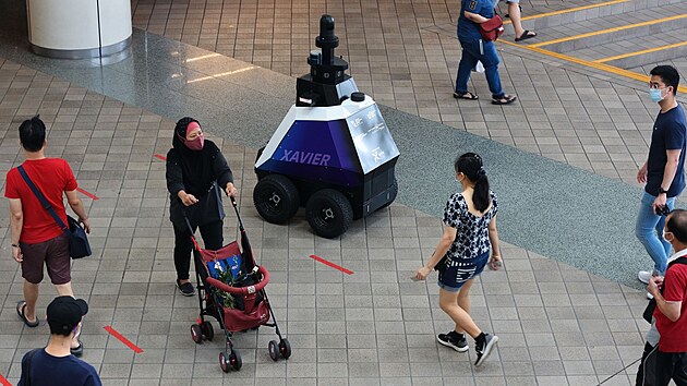 Singapur nasadil roboty na hldn toho, zda se obyvatel nedopout nedoucho socilnho chovn. (6. z 2021)