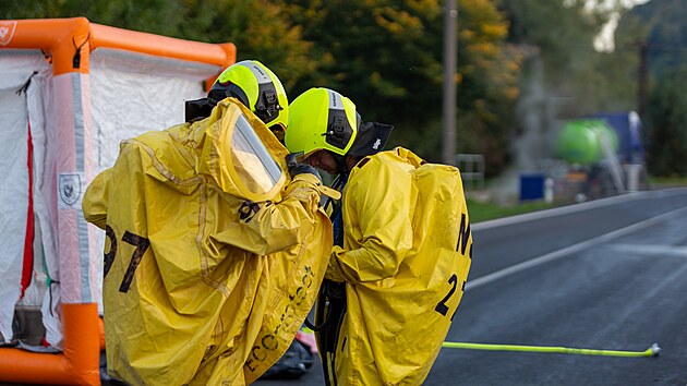 Hasii pi zsahu po uniku kyseliny chlorovodkov z pokozen cisterny v Novm Jin - Bludovicch. (4. jna 2021)