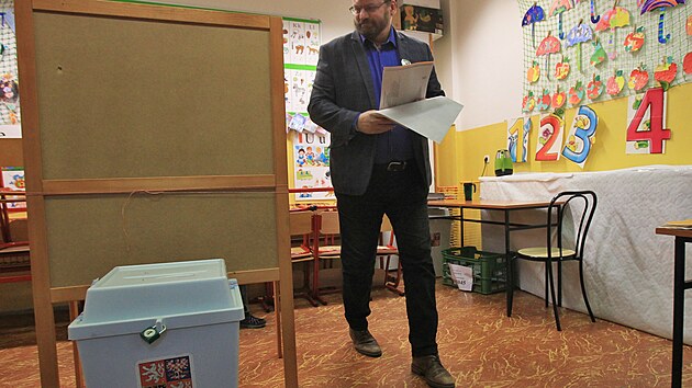 Poslanec Lubomr Voln (Voln blok) hlasuje ve volebn mstnosti na Z K. Pokornho v Ostrav - Porub. (9. jna 2021)