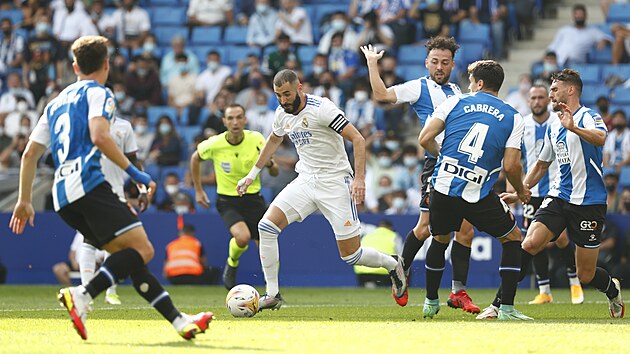 Karim Benzema (uprosted) z Realu Madrid vede balon v utkn proti Espaolu.