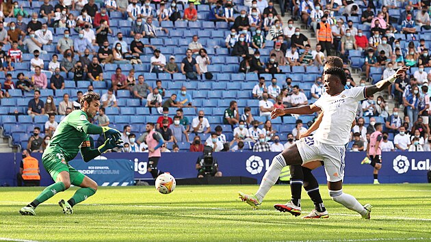 Brank Espaolu Diego Lpez (vlevo) zasahuje v utkn proti Realu Madrid.