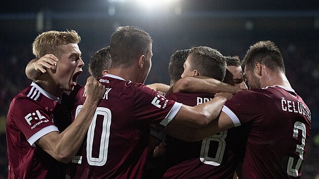 Fotbalist� Sparty se raduj� z g�lu proti Slavii v jubilejn�m 300. derby.
