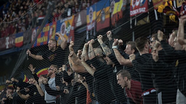 Fanou�ci vytvo�ili na derby mezi Spartou a Slavi� bou�livou atmosf�ru.