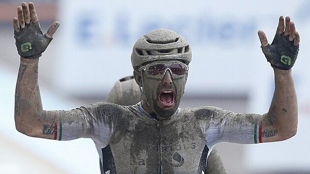 Zablácený Sonny Colbrelli se raduje v cíli Paříž-Roubaix 2021.