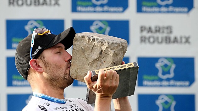 Sonny Colbrelli pzuje s tradin cenou pro vtze klasiky Pa-Roubaix.