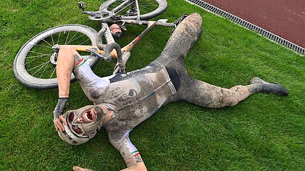 Sonny Colbrelli l radost po vtzstv na Pa-Roubaix 2021.