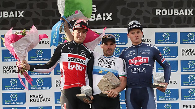 Nejlep trojice Pa-Roubaix 2021. Zleva: Florian Vermeersch, Sonny Colbrelli a Mathieu van der Poel.