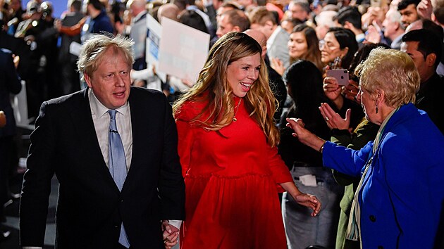 Britská Konzervativní strana uspořádala výroční konferenci. Na snímku je premiér Boris Johnson se svou ženou Carrie. (6. října 2021)