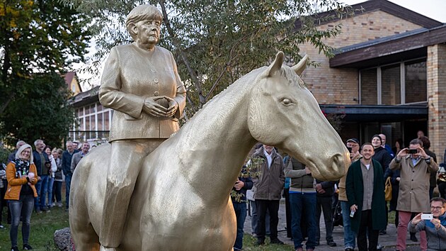 Nmeck socha Wilhelm Koch ve mst Freudenberg odhalil jezdeckou sochu kanclky Angely Merkelov v ivotn velikosti. (8. jna 2021)