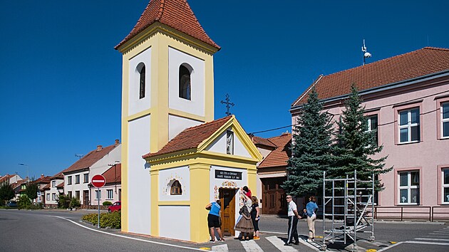 Lidov� mal�re�ky zdob� kapli�ku v Kostic�ch. P�tit�denn� pr�ce je mimo jin� testem barev pro galerii ornament� v anerick� Iow�.