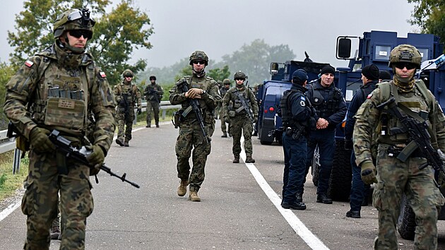 Policisty na hranicch Kosova a Srbska nahradili pslunci mrovch sil KFOR. (2. jna 2021)