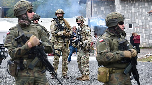 Policisty na hranicích Kosova a Srbska nahradili příslušníci mírových sil KFOR. (2. října 2021)