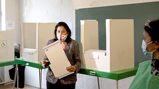Gruznsk prezidentka Salome Zurabishvili hlasuje ve volbch ve mst Tbilisi. (2. jna 2021)