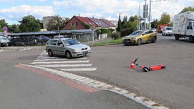 Nehoda elektrokolobky a osobnho auta v Hradci Krlov. (30. 9. 2021)
