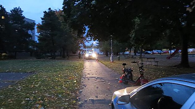 Nehoda mopedu a kola v ulici Mrštíkova v Hradci Králové. (5. 10. 2021)