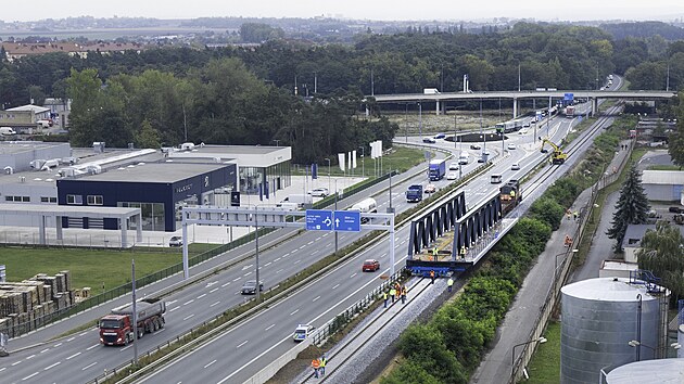 Dělníci v rámci modernizace železničního uzlu Pardubice přesouvali po kolejích novou konstrukci mostu, která překlene železniční koridor. Po jednokolejném mostě budou jezdit vlaky na Chrudim.
