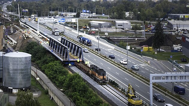 Dělníci v rámci modernizace železničního uzlu Pardubice přesouvali po kolejích novou konstrukci mostu, která překlene železniční koridor. Po jednokolejném mostě budou jezdit vlaky na Chrudim.
