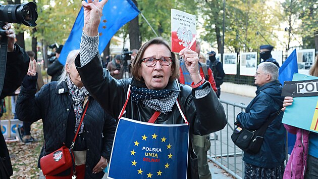 Demonstrace ped polskm stavnm soudem, kter zpochybnil nadazenost prva EU nad tm polskm. (7. jna 2021)