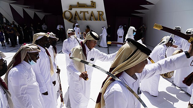 Katarci při tradičním tanci s mečem během otevření katarského pavilonu Expo 2020 v Dubaji (1. října 2021)