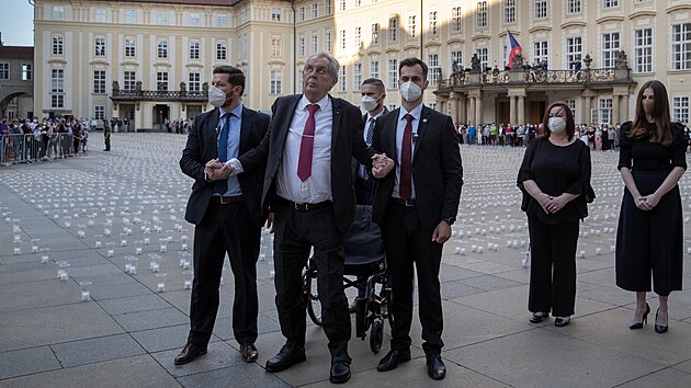 V areálu Pražského hradu se uskutečnil pietní akt za oběti pandemie koronaviru, během kterého bylo zapáleno téměř 30 tisíc svíček. Prezident Miloš Zeman zapálil první svíčku. (10. května 2021)