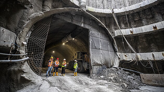 Geologick przkum v budovanm tunelu metra D v ulici Na stri. (23. z 2021)