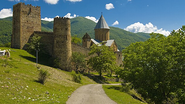 Ananuri. Pevnost ze 16. stolet hld horskou silnici
na rusk hranice.