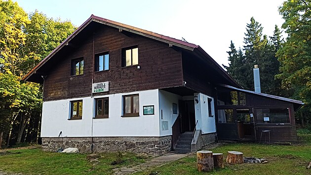 Zven�� vypad� chata pom�rn� zachovale.