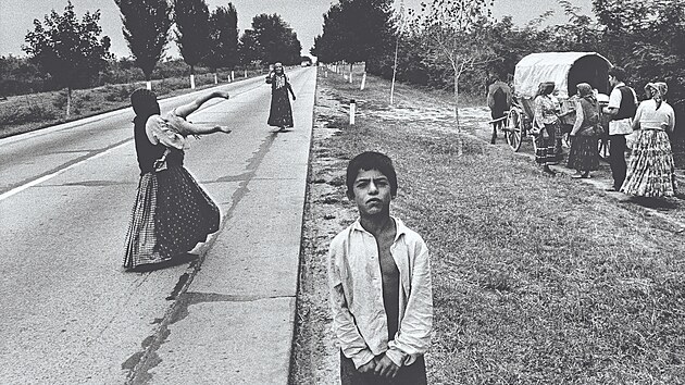 Snmek ze zastvky na cest na rumunsk venkov v roce 1968.