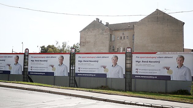 Billboardy Renho Novotnho se zabv ad pro dohled nad hospodaenm politickch stran a hnut. Oficiln to toti nen pedvolebn kampa.