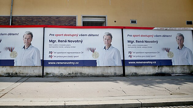 Billboardy Renho Novotnho se zabv ad pro dohled nad hospodaenm politickch stran a hnut. Oficiln to toti nen pedvolebn kampa.