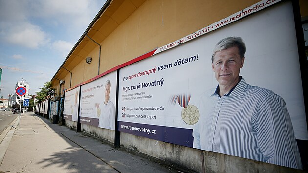 Billboardy Renho Novotnho se zabv ad pro dohled nad hospodaenm politickch stran a hnut. Oficiln to toti nen pedvolebn kampa.