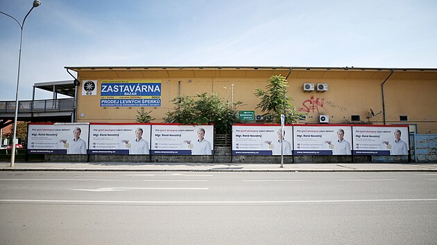 Billboardy Renho Novotnho se zabv ad pro dohled nad hospodaenm politickch stran a hnut. Oficiln to toti nen pedvolebn kampa.