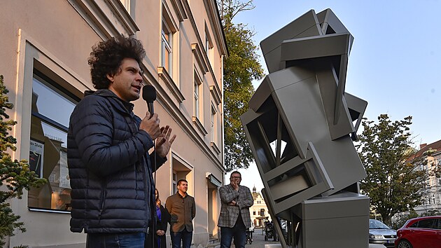 Designér Maxim Velčovský 8. října 2021 ve Znojmě v Kollárově ulici při odhalení své nové sochy, která je vzpomínkou na uliční telefonní budky.