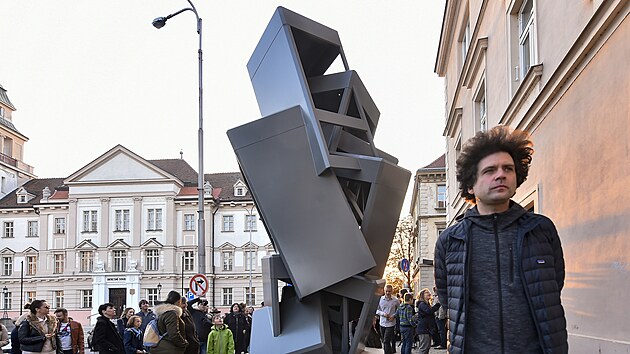 Designér Maxim Velčovský 8. října 2021 ve Znojmě v Kollárově ulici při odhalení své nové sochy, která je vzpomínkou na uliční telefonní budky.