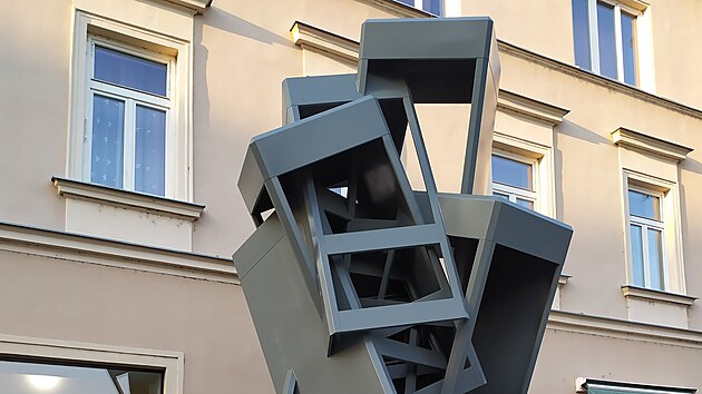 Designr Maxim Velovsk 8. jna 2021 ve Znojm v Kollrov ulici pi odhalen sv nov sochy, kterje vzpomnkou na ulin telefonn budky.