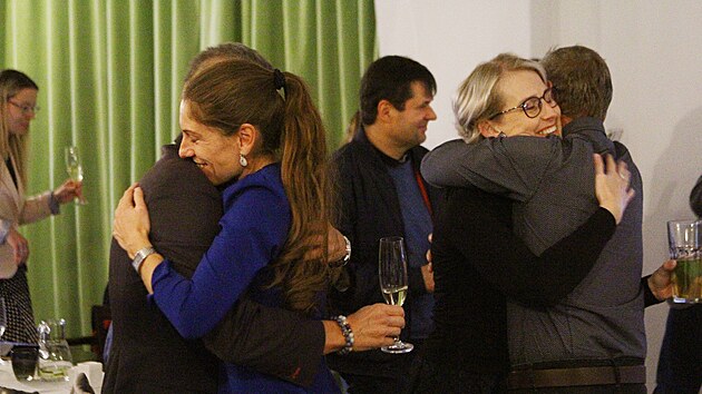 Nov zvolen poslankyn Eva Decroix (vlevo) a Martina Lisov pijmaj gratulace od koleg z koalice SPOLU.