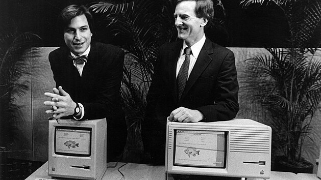 Zatmco Macintosh vznikl s ohledem na cenovou dostupnost, potae Apple Lisa pedstavovaly vlajkovou lo firmy a i kvli vysok cen nepinesly dn zsadn prodejn spchy. Na snmku se o druhou generaci potae Lisa opr CEO spolenosti Apple John Sculley.