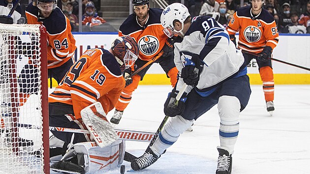 Kristian Reichel z Winnipegu se pokou pekonat branke Edmontonu, Mikko Koskinen byl pipraven.