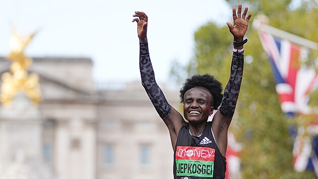 Joyciline Jepkosgeiov slav triumf v Londnskm maratonu.