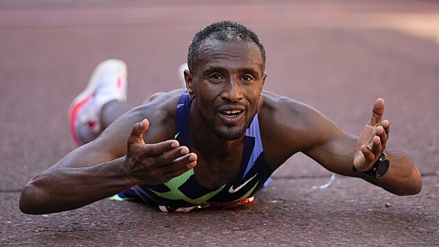 Sisay Lemma slav triumf v Londnskm maratonu.