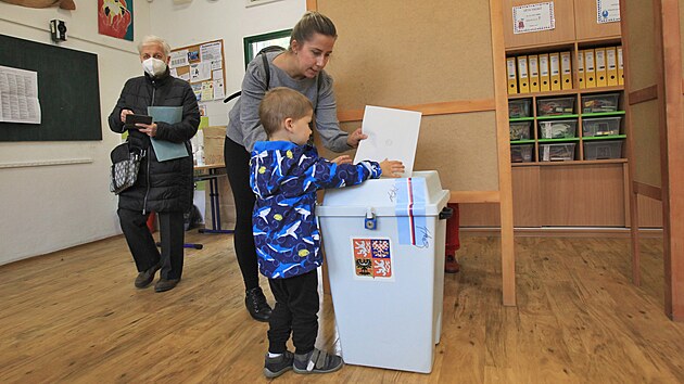 Volby na základní škole na ulici Bulharská v Ostravě Porubě.