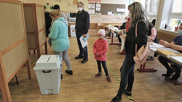 Volby ve volební místnosti 150/38 na základní škole na ulici Bulharská v Ostravě Porubě.