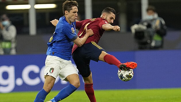 Italsk fotbalista Federico Chiesa (vlevo) v souboji se panlem Kokem.