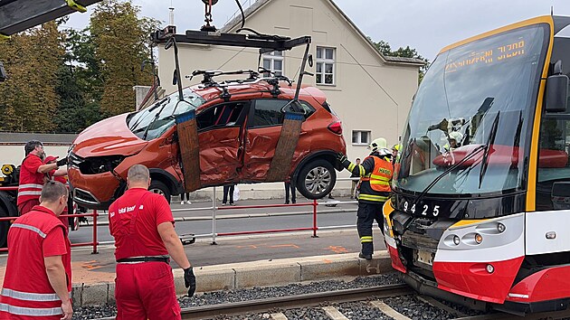 U Vinohradskho hbitova se srazilo auto s tramvaj. (5.10.2021)