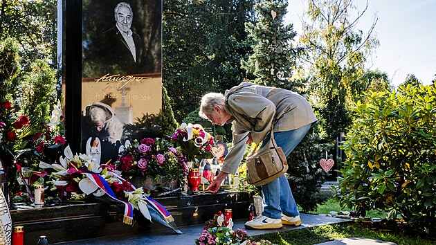 Dva roky od mrt Karla Gotta. Fanouci pichzej zavzpomnat na hbitov na Malvazinkch, kde zapaluj svky a nos kvtiny. (Praha, 1. jna 2021)