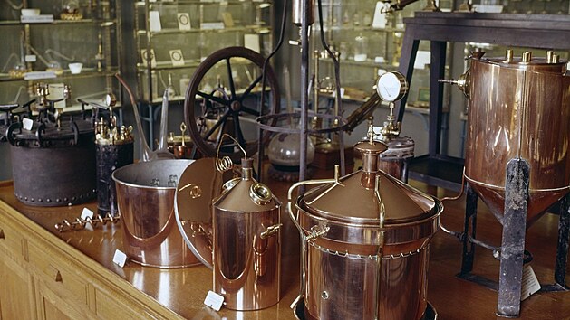 Laboratorní přístroje používané Louisem Pasteurem k pasterizaci v roce 1864