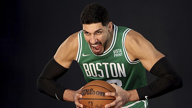 Enes Kanter v dresu Boston Celtics