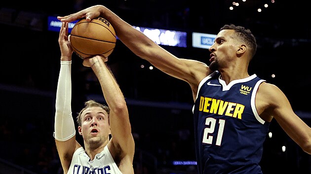 Petr Corneli (21) z Denver Nuggets blokuje Luka Kennarda z Los Angeles Clippers.