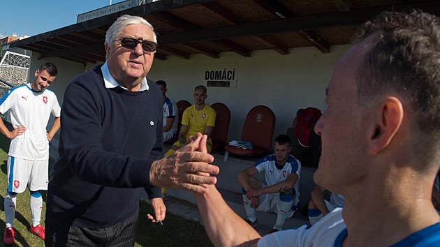 Karol Dobia na lavice eskho fotbalovho fanklubu,