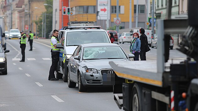 Smrtelná dopravní nehoda na Klatovské třídě v Plzni. Dívka přecházela frekventovanou silnici mimo přechod pro chodce. (5. 10. 2021)